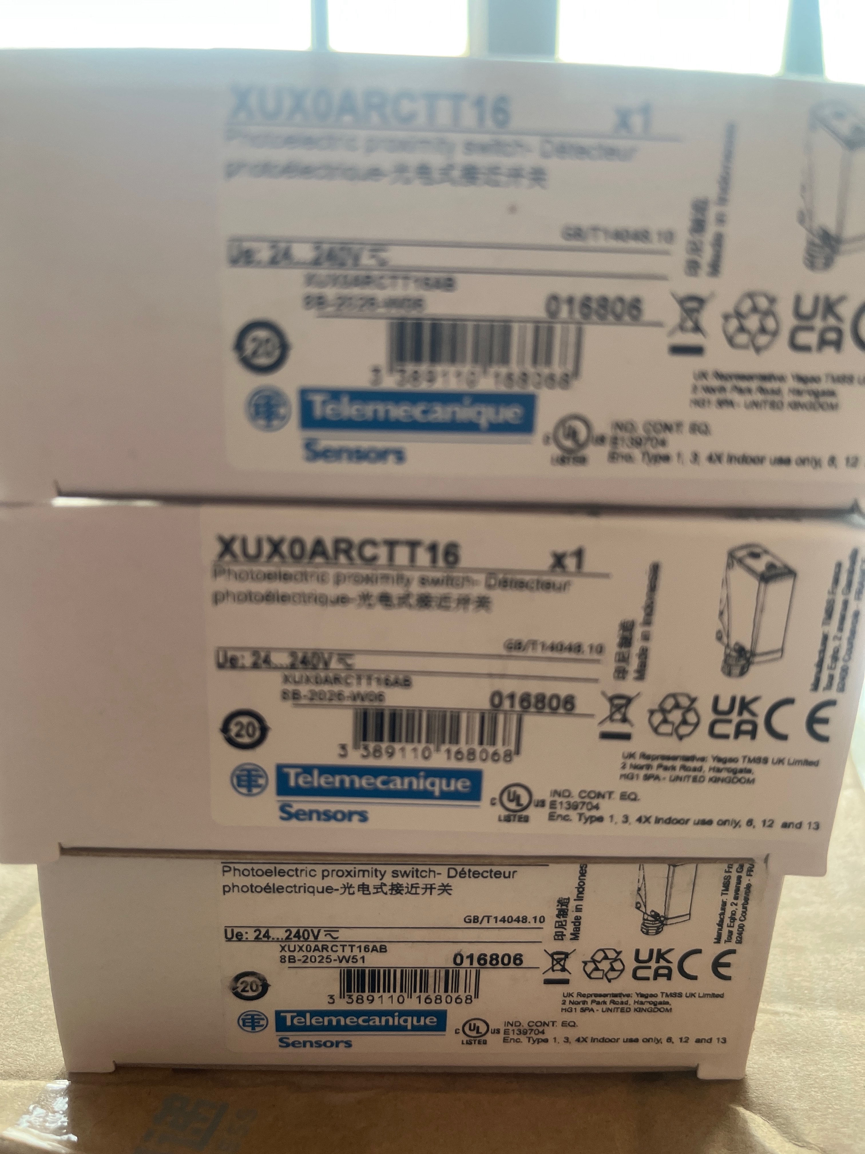 Telemecanique Sensors  XUX0ARCTT16  Photoelectric sensor XUX, multimode, Sn 0...40 m, 24...240 VAC/DC, NO/NC